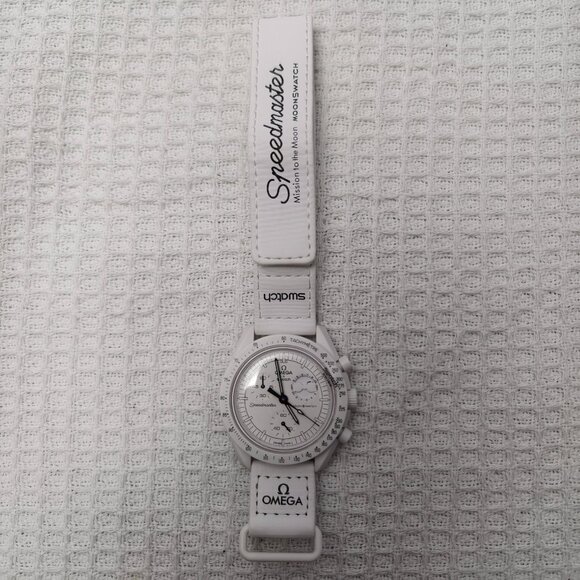 Swatch x Omega co-branded moon phase watch | Snoopy moon landing limited edition - Picture 3 of 9